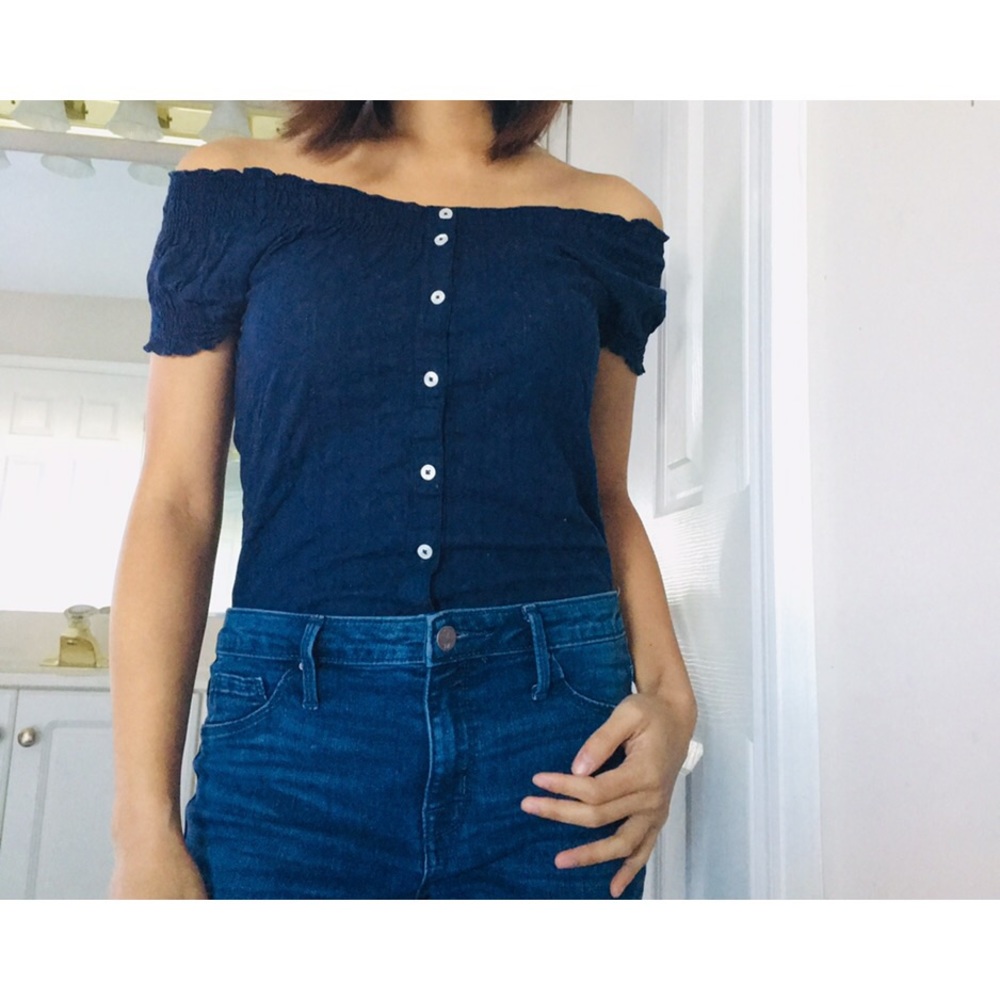 FREE🍓 off shoulder stretchy navy top